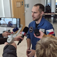 Astronaut na VŠB-TUO debatoval se studenty a testoval chytré tričko